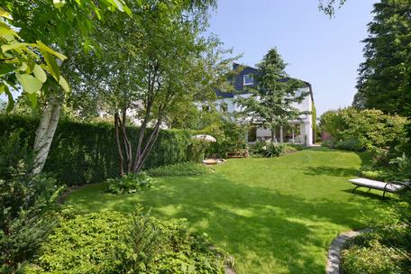 Sonnenerfüllte Haushälfte mit zauberhaftem Südgarten in idyllischer, grüner Lage