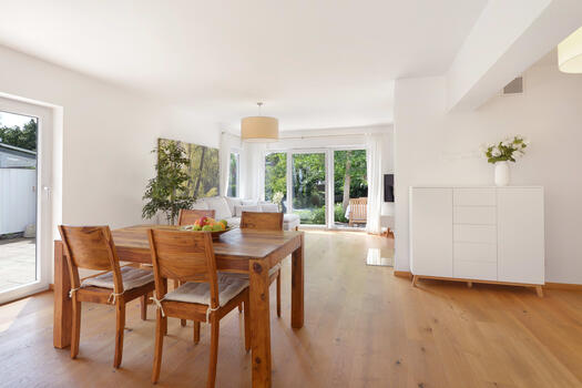 Light filled living/dining area