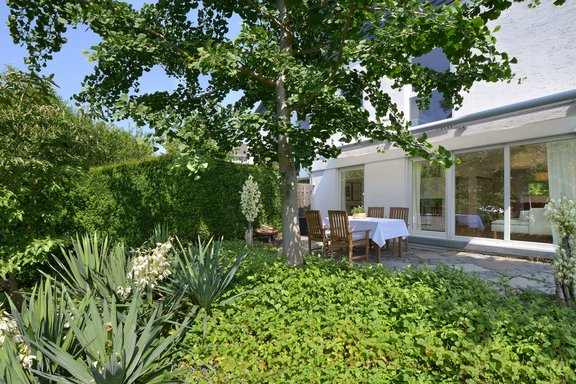 Sonnige Terrasse mit Markise