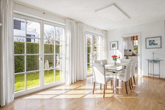 Sonnenerfüllter Essbereich