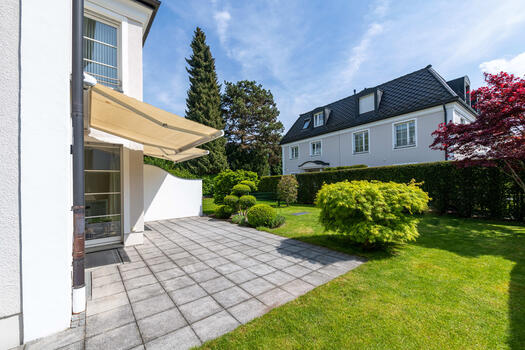 Well maintained garden with terrace