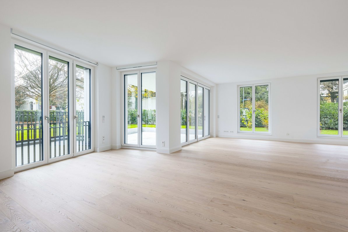 Spacious living/dining area