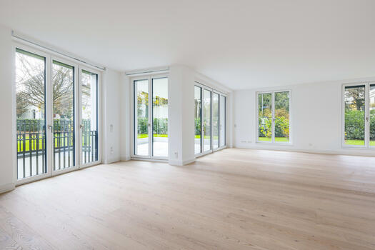 Spacious living/dining area