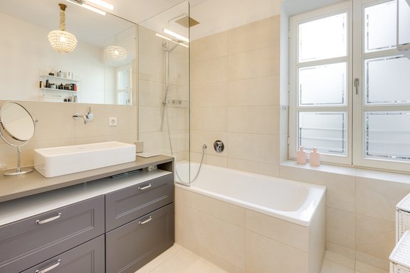 Modernes Tageslicht-Bad