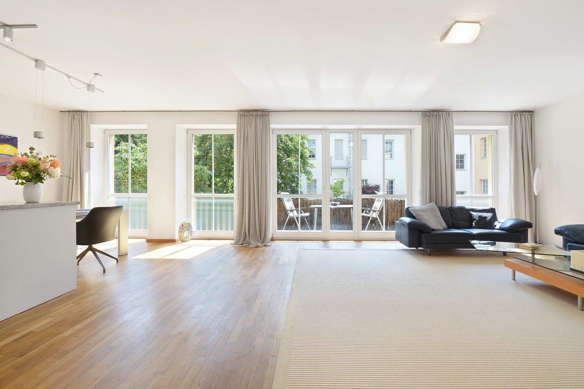 Spacious living / dining area