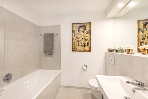 Badezimmer mit Feinsteinfliesen