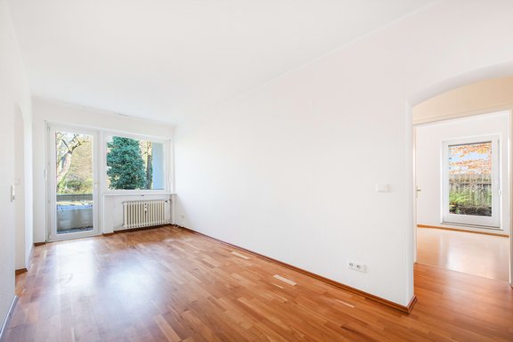 Bright dining area with loggia