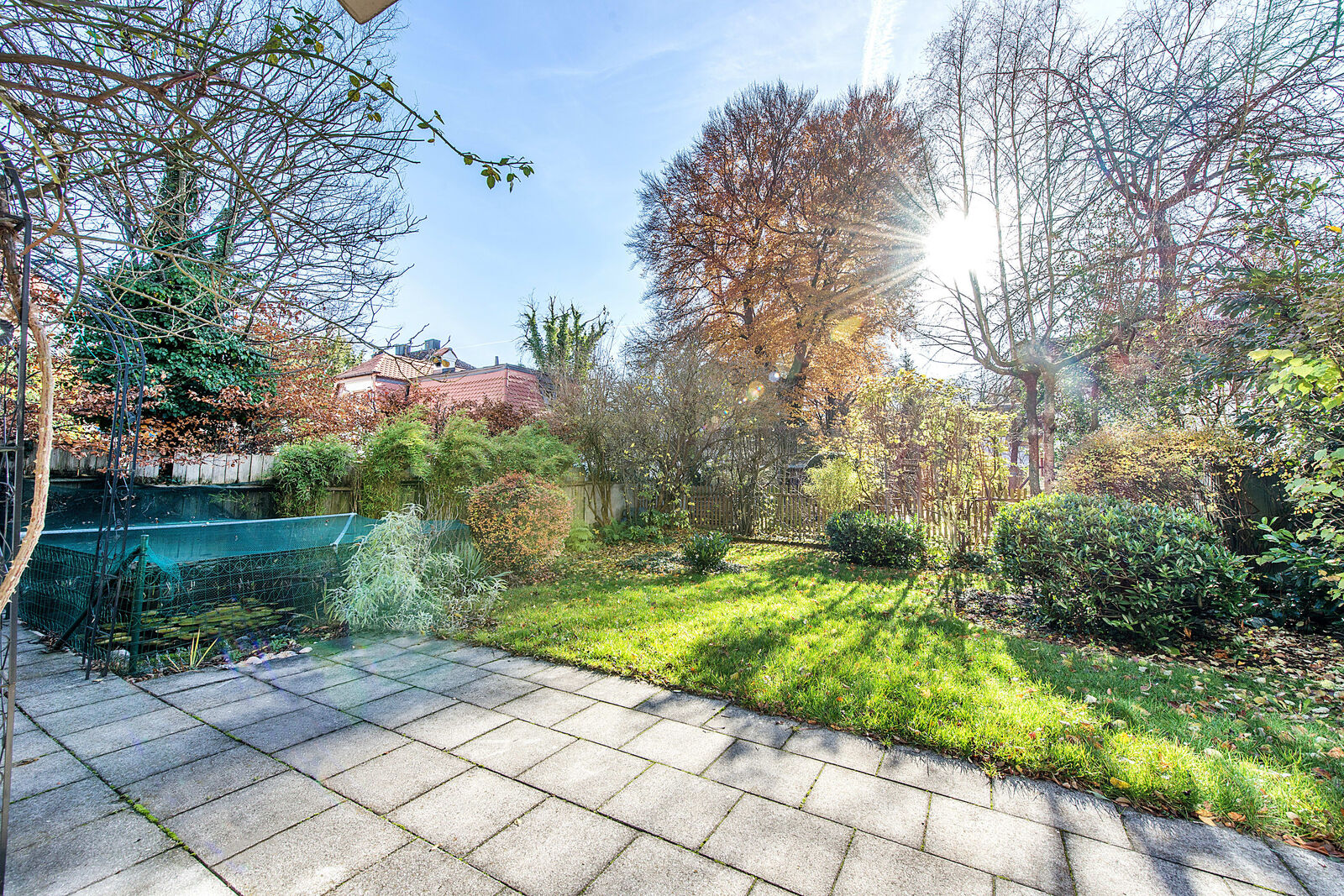 Schön eingewachsener Südgarten mit Teich