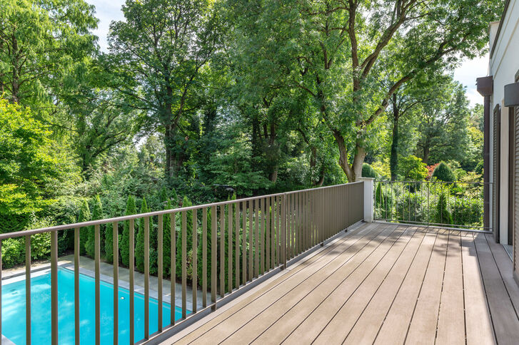 Sonniger Balkon mit Blick ins Grüne