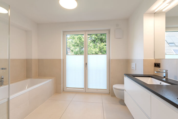 Masterbad en suite mit Walk-in-Dusche und Wanne