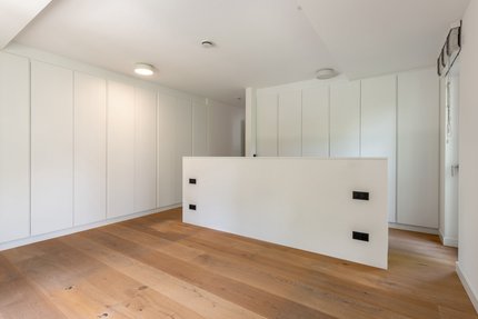 Masterschlafzimmer mit hochwertigen Einbauschränken