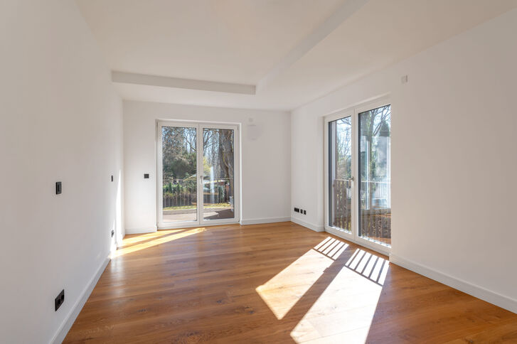 Schlafzimmer mit Zugang zum Balkon
