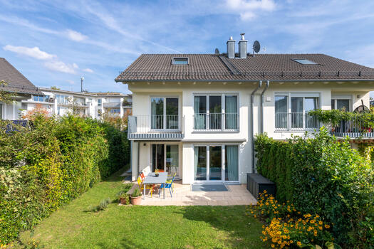 Sonnige Haushälfte mit Garten