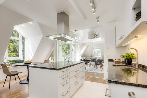 Großzügige Küche mit Sitzecke