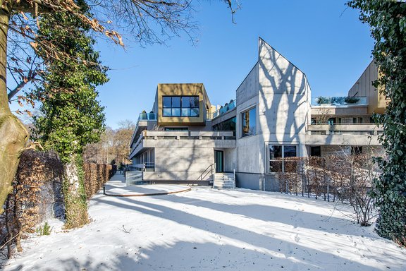 Hausansicht mit Garten