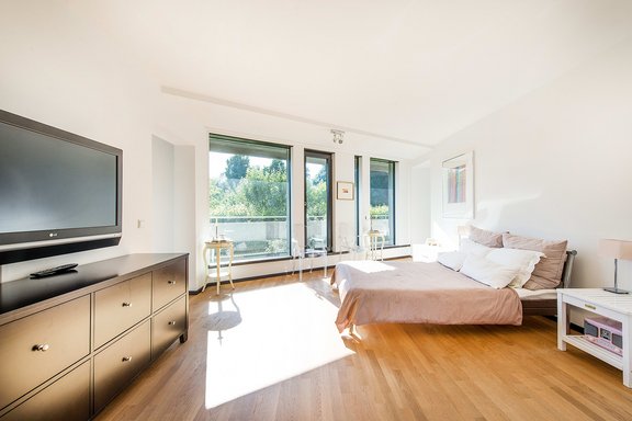 Lichtdurchflutetes Elternschlafzimmer