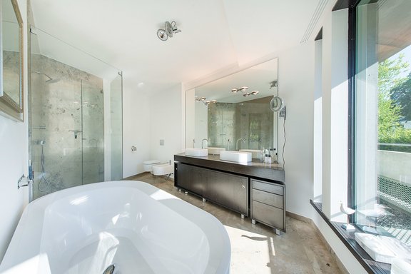 Masterbad mit Naturstein