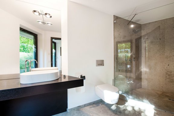 Bad im Souterrain mit Naturstein