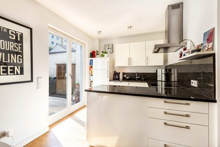 Küche mit Terrassenzugang