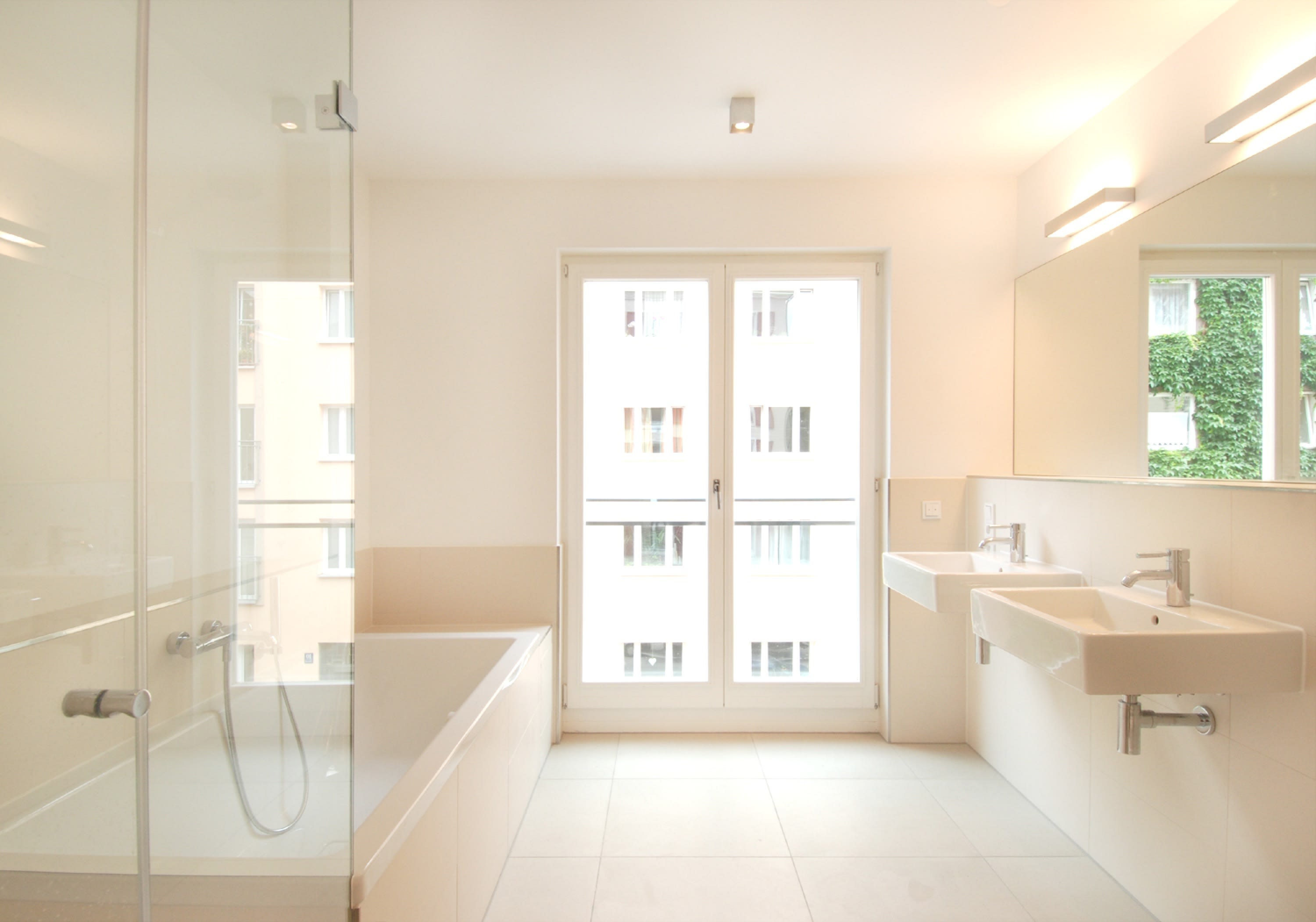 Sonnige hochwertig ausgestattete Vier-Zimmerwohnung mit Kamin