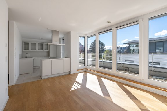 Weitläufiger Koch-Essbereich