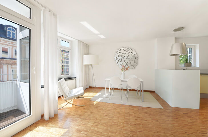Wohnzimmer mit offener Küche