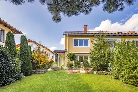 Sonniges, familiengerechtes Eckhaus mit hübschem Garten