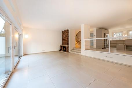 Carefully renovated townhouse with terrace and fireplace