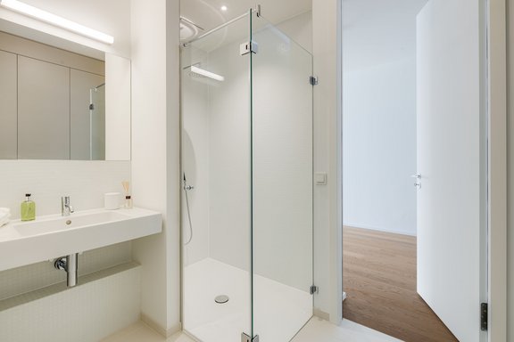 Geräumiges Duschbad