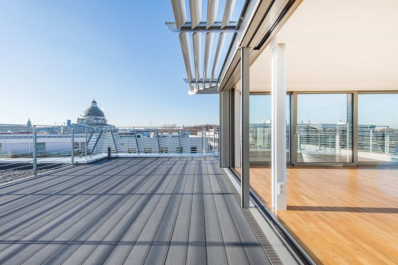 Dachterrasse mit Wintergarten