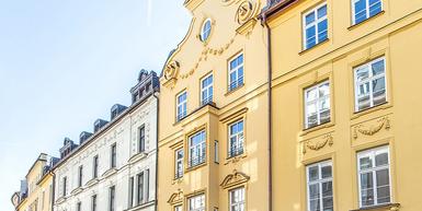 Spektakuläre 5-Zimmer-Maisonette-Wohnung mit Freisitz und Garten in denkmalgeschütztem Palais
