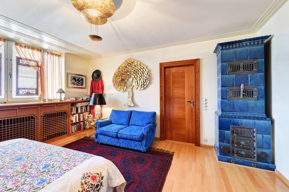 Schlafzimmer mit Kachelofen