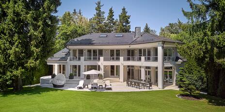 Spektakuläre Architektur & exklusive Waldrandlage: Atemberaubende Villa mit Indoor-Pool und SPA