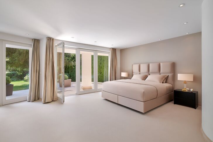 Masterbedroom mit direktem Zugang zum Garten