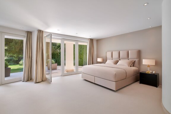 Masterbedroom mit direktem Zugang zum Garten