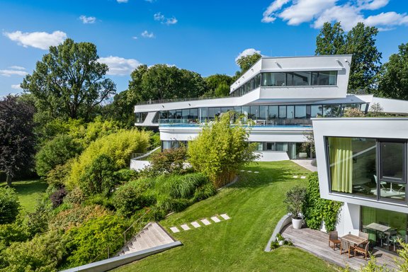 Das Gebäude schmiegt sich in die leichte Hanglage