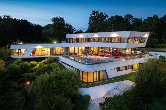 Überwältigende Terrasse mit Infinity-Pool