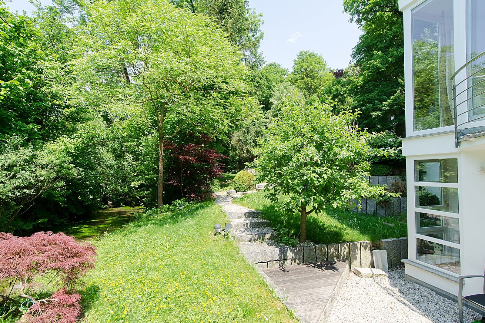 Garten mit Bachlauf