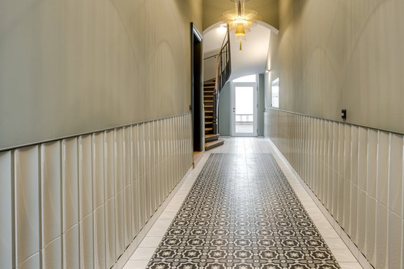 Umfassend sanierter Eingangsbereich