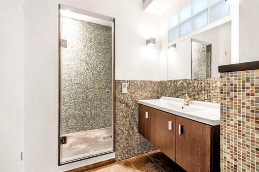 Spacious shower room