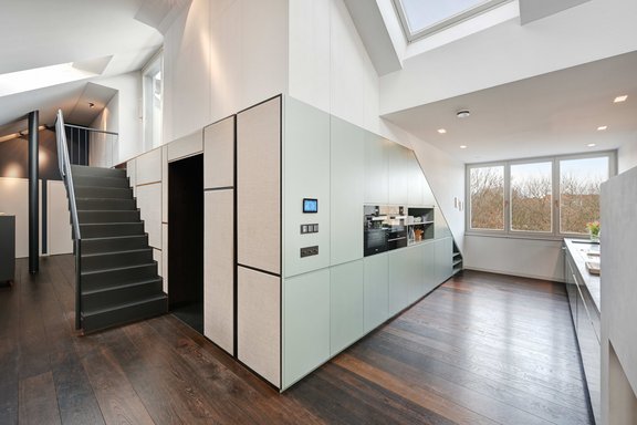 Joiner fitted kitchen