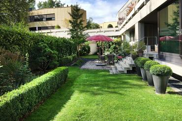 Spektakuläre Gartenwohnung mit Atelier in futuristischem Baudenkmal am Schlosspark