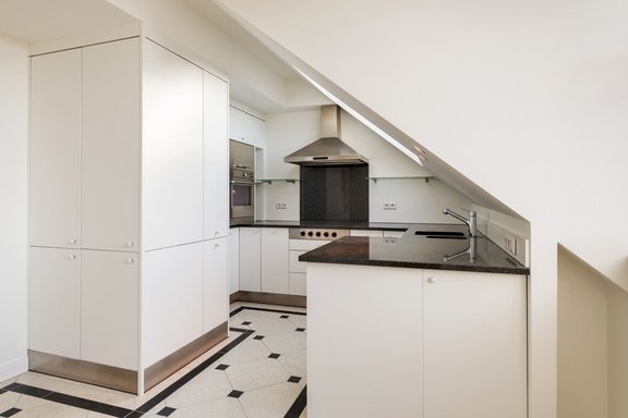 Zeitlose Einbauküche mit Markengeräten