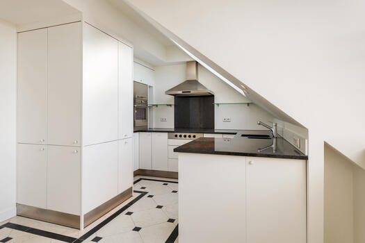 Timeless fitted kitchen with brand-name appliances