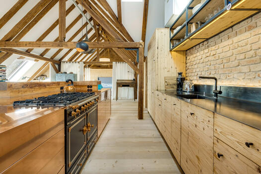 Schreinerküche mit kupferverkleideter Insel