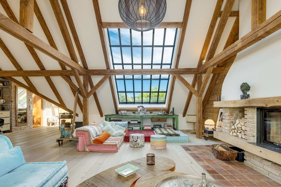 Wohnbereich mit Atelierfenster