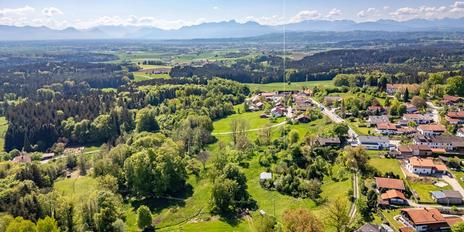 Spektakuläre Panoramablicke bis zu den Alpen: Baugrundstück mit historischem Charme