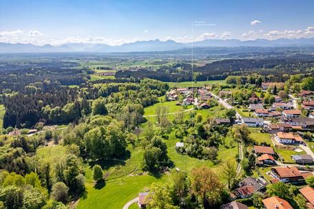 Spektakuläre Panoramablicke bis zu den Alpen: Baugrundstück mit historischem Charme