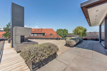 Spectacular penthouse floor with high-end amenities and stunning roof terrace