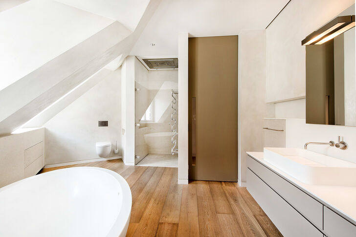 und bodengleicher Walk-in-Dusche mit RainSky